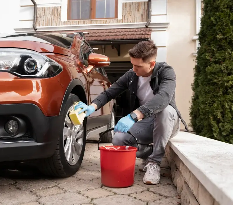 Lavage auto à domicile Le Pouzin : professionnel intervenant sur un véhicule